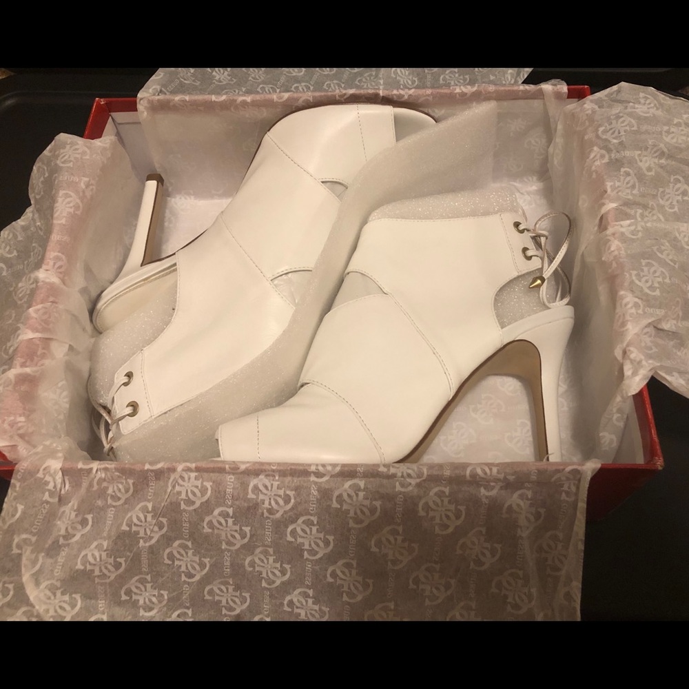 GUESS OLLAY WHITE OPEN TOE HEELS